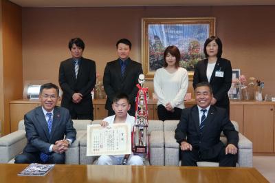 「第12回ＪＫＪＯ全日本ジュニア空手道選手権大会」出場結果報告に伴う表敬訪問の写真