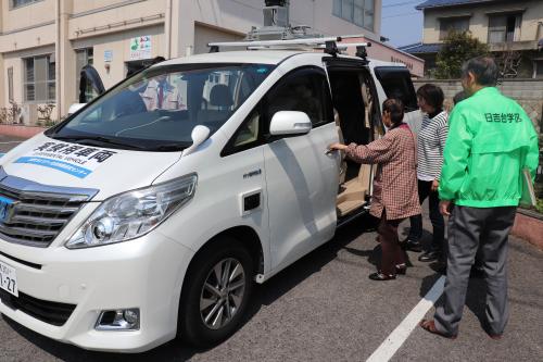 実験用車両に乗車する住民の皆さん