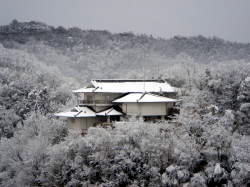 雪の中の福山市神辺歴史民俗資料館（2008年1月21日撮影）