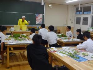 ミニばらの挿し木講習会の様子