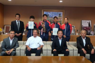 第９５回日本学生選手権水泳競技大会飛込競技出場結果報告に伴う表敬訪問の写真