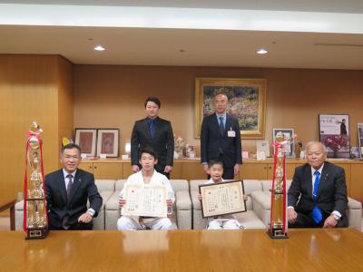 第13回JKJO全日本ジュニア空手道選手権大会出場結果報告に伴う表敬訪問の写真
