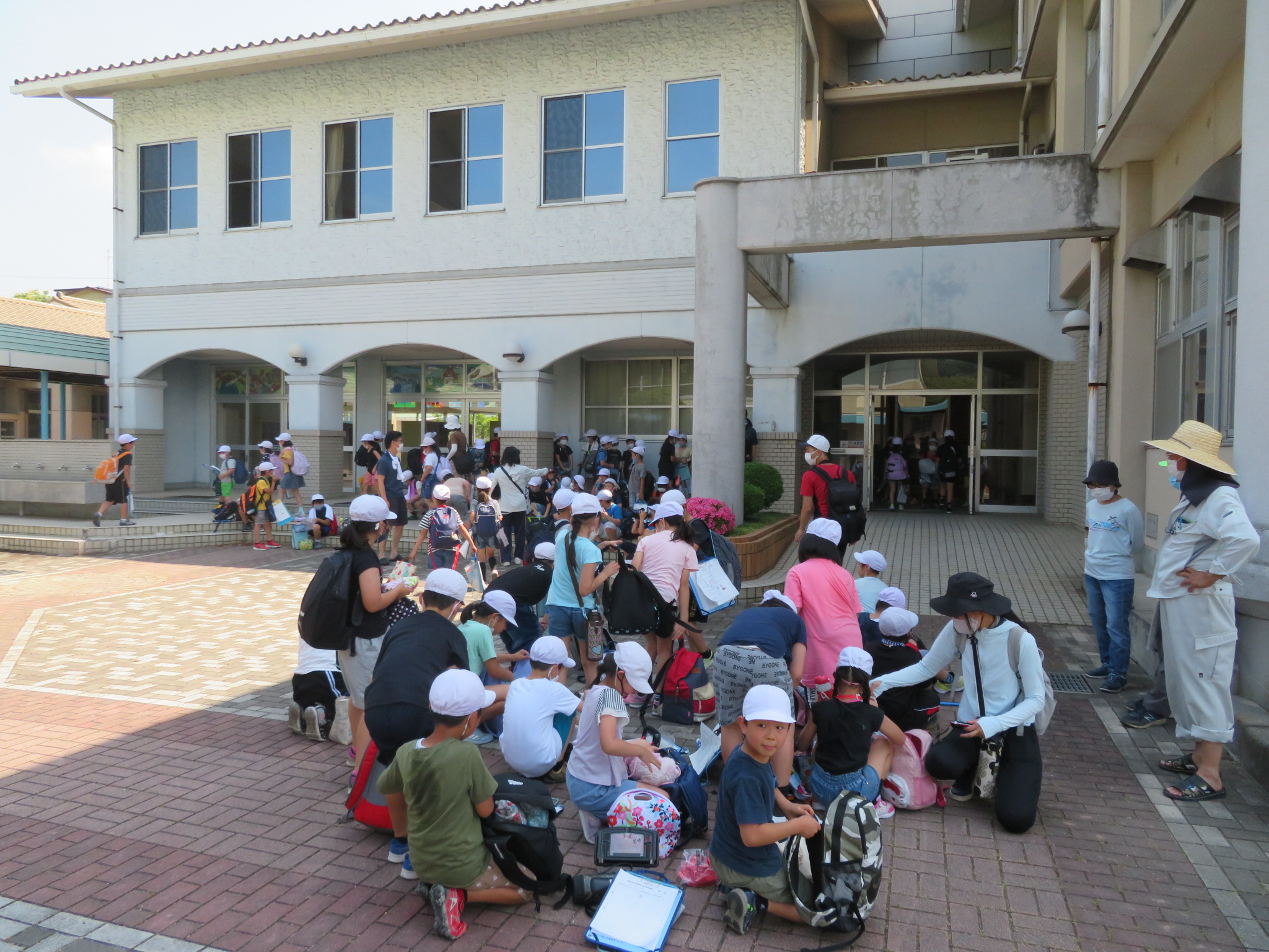 東村小学校に到着