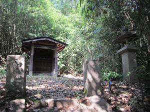 深水荒神社の石柱と石燈籠の写真