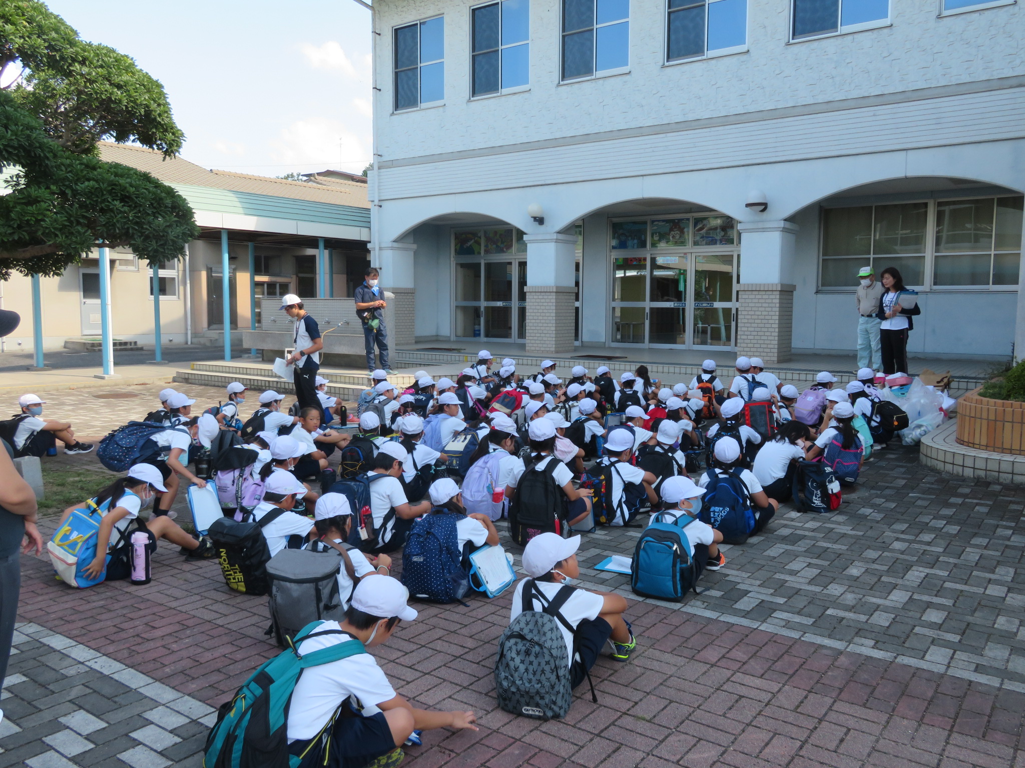 東村小学校に到着