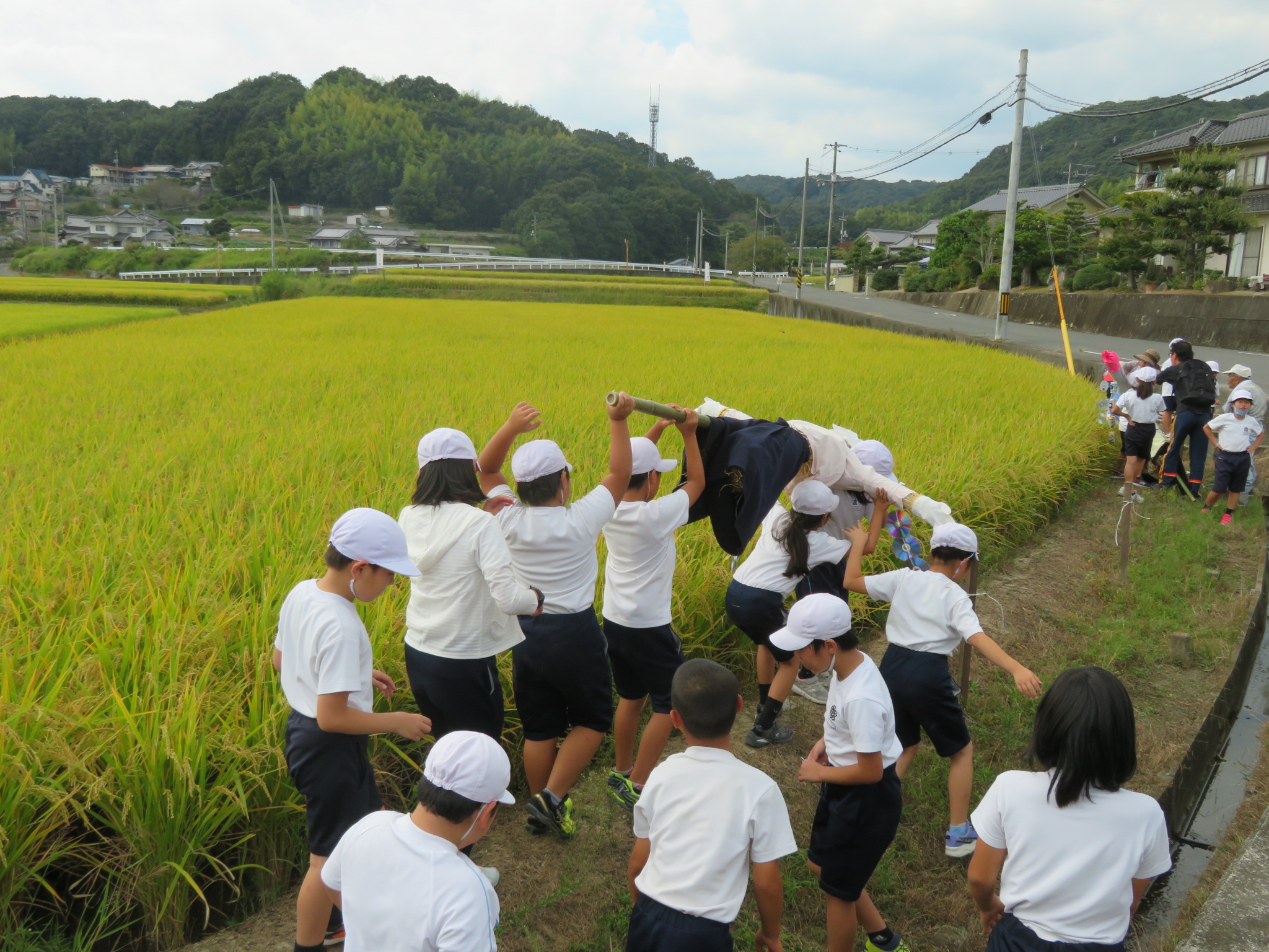 かかしを運ぶ２