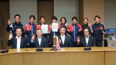 「第９６回日本学生選手権水泳競技大会飛込競技」出場結果報告に伴う表敬訪問の写真