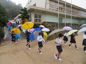 列になって放流場所へ移動