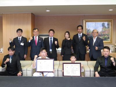 「第１４回JKJO全日本ジュニア空手道選手権大会」出場結果報告に伴う表敬訪問の写真