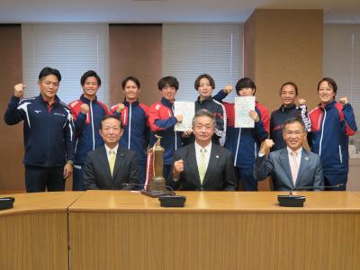 第９７回日本学生選手権水泳競技大会飛込競技出場結果報告に伴う表敬訪問の写真