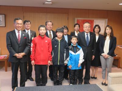 第３０回全国小学生バドミントン選手権大会出場に伴う表敬訪問の写真