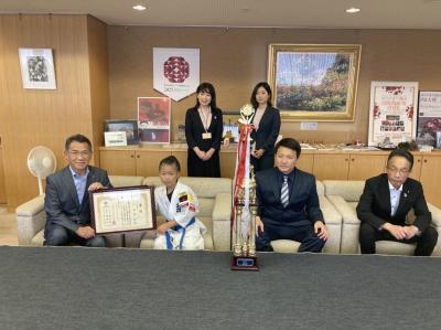 「第１５回JKJO全日本ジュニア空手道選手権大会」出場結果報告に伴う表敬訪問の写真