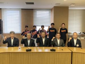 「第２０回 全日本女子軟式野球学生選手権大会」出場に伴う表敬訪問の写真