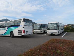 駐車場に並ぶバス