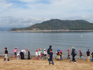 児童が海辺で観察をする