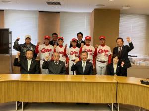 「ＮＰＢ１２球団ジュニアトーナメント ＫＯＮＡＭＩ ＣＵＰ ２０２２」出場に伴う表敬訪問の写真