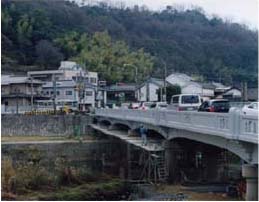渋滞する横尾町鶴ヶ橋