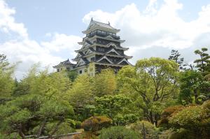 庭から見た福山城