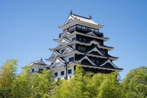 庭から見た福山城