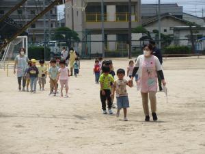 津波に備えて小学校へ避難開始