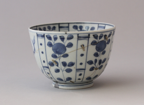 《染付芙蓉手花鳥文碗》江戸時代（18世紀）個人蔵