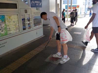 上澤選手清掃活動中