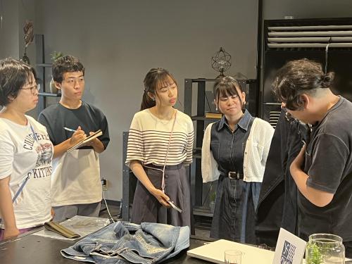 福山市立大学の学生がデニム事業者を取材している様子