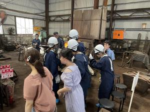 福山市立大学の学生が鍛造工場を取材している様子