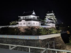 福山城狭間のライトアップの写真