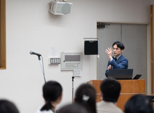 こども家庭庁　岩崎企画官