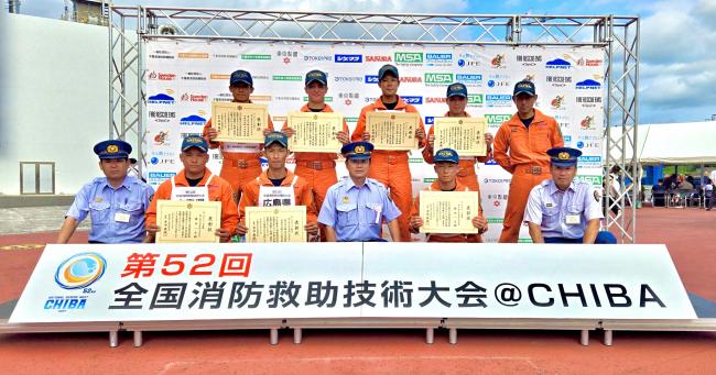 出場選手集合写真(表彰状手持ち)