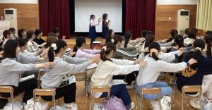 手あそびをする学生たち