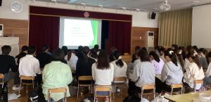 オリエンテーションを聞く学生たち