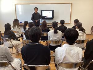 スマート保育の紹介を聞く学生たち
