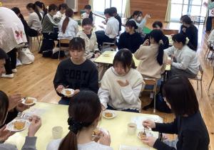 キャロットケーキを食べる学生たち