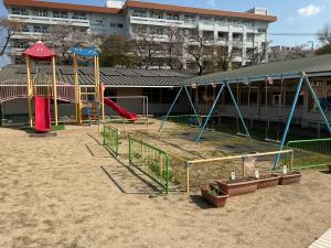 園庭（総合遊具・ブランコ）